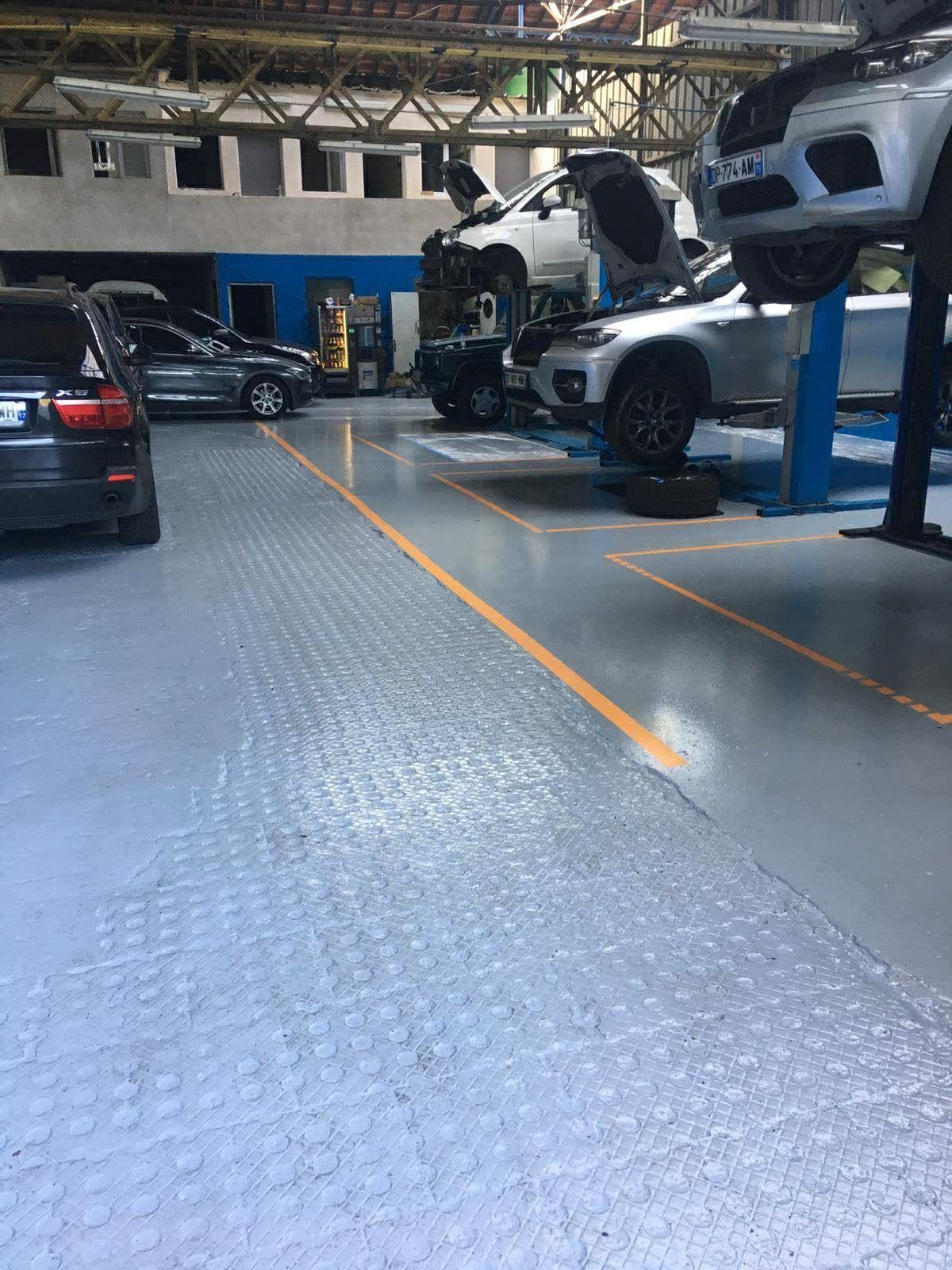 Vue de l'atelier de carrosserie
